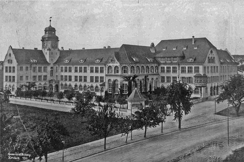 Ein imposantes Haus unter Denkmalschutz: Die ehemalige Volksschule am Zähringerplatz. Heute belegt mit der "Theodor-Heuß-Realschule" und der "Werk- und Gemeinschaftsschule Gebhard".