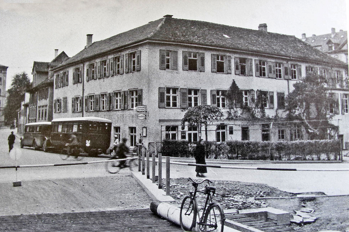 Das legendäre Gasthaus "Zum Goldenen Sternen" musste mit weiteren Häusern weichen, um den nachfolgenden "Sternenplatz" verkehrsgerecht und mit Bahnunterführung gestalten zu können. Stadtbusse waren damals schon (seit 1928) unterwegs.