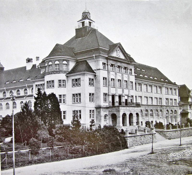 In ebenso eidrucksvoller Bauweise entstand das "Suso-Gymnasium" an der Neuhauser Straße. Es ersetzte das Gymnasium zwischen Stadttheater und Pfalzgarten an der heutigen Konzilstraße. 