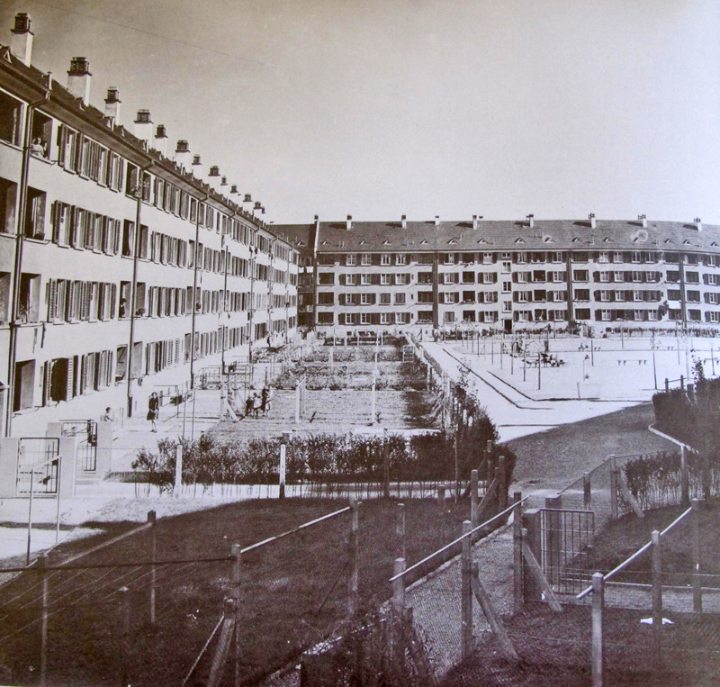 Der "Hindenburg"-Block, auch das eine sehr goße Bürgersiedlung mit vielen Wohnungen in geschlossener Dreieck-Form. Mittelpunkt dieser Siedlung ist ein öffentlich zugänglicher Park mit Spielplatz und großen Bäumen.