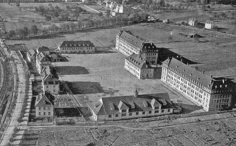 Die ehemalige "Jägerkaserne". Auch dieses Areal wurde städtebaulich umfangreich saniert. Die Gebäude stehen z.T. heute noch, am unteren Bildrand, die "Petershauser Halle", auch sie wird für Sport- und Konzert-Veranstaltungen intensiv genutzt.