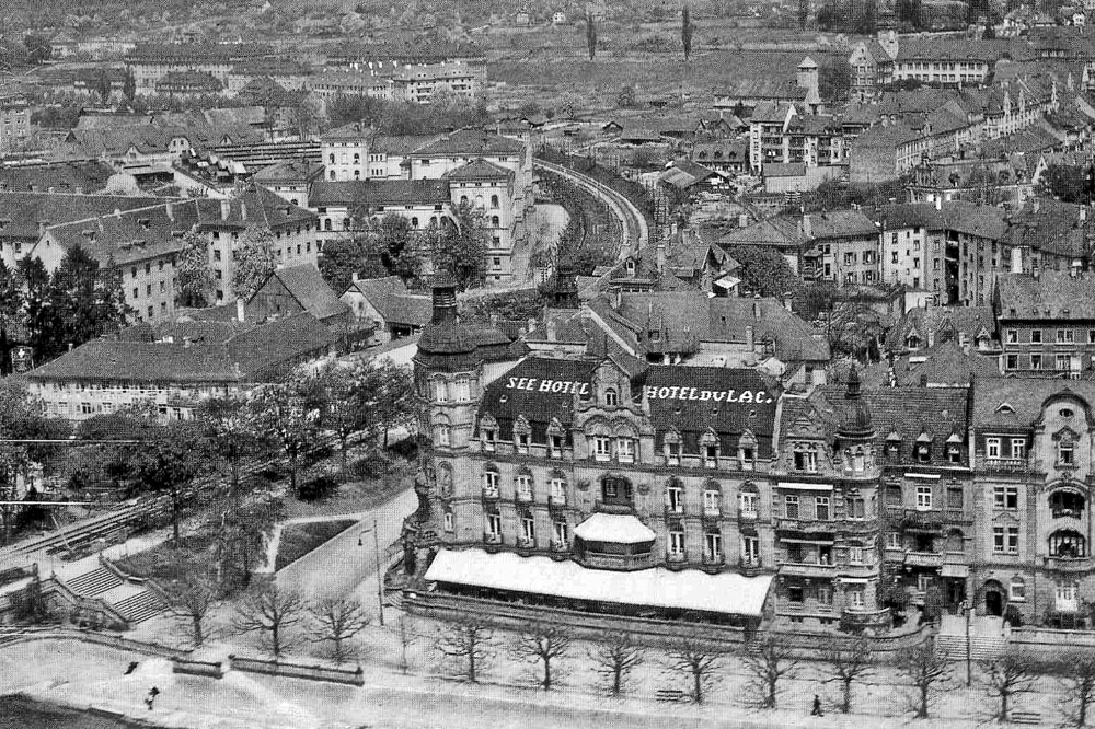 Das erste große Projekt im Bauboom der "Gründerzeit", das "Seehotel" im Jugendstil. Am linken Bildrand ist noch das Gasthaus "Zum Goldenen Strnen" zu sehen, das dem späteren  "Sternenplatz" seinen Namen weitergab. Nordwestlich davon das Kasernengelände, heute u.a. das Archäologische Landesmusum und das Polizeipräsidium. Rechts oben sind die Volksschule Petershausen und die"Notkirche St. Gebhard" (ca. 1916-1930) zu erkennen. Baubeginn der neuen St. Gebard-Kirche war 1929, die Notkirche wurde aber erst 1937 abgebaut, und aus deren Abbruchaterial die St. Suso-Kirche errichtet.